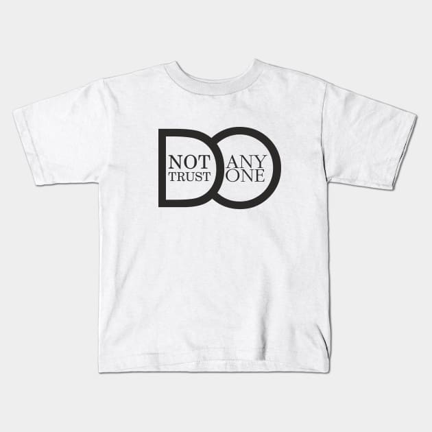 DO NOT TRUST ANYONE Kids T-Shirt by Magnit-pro 